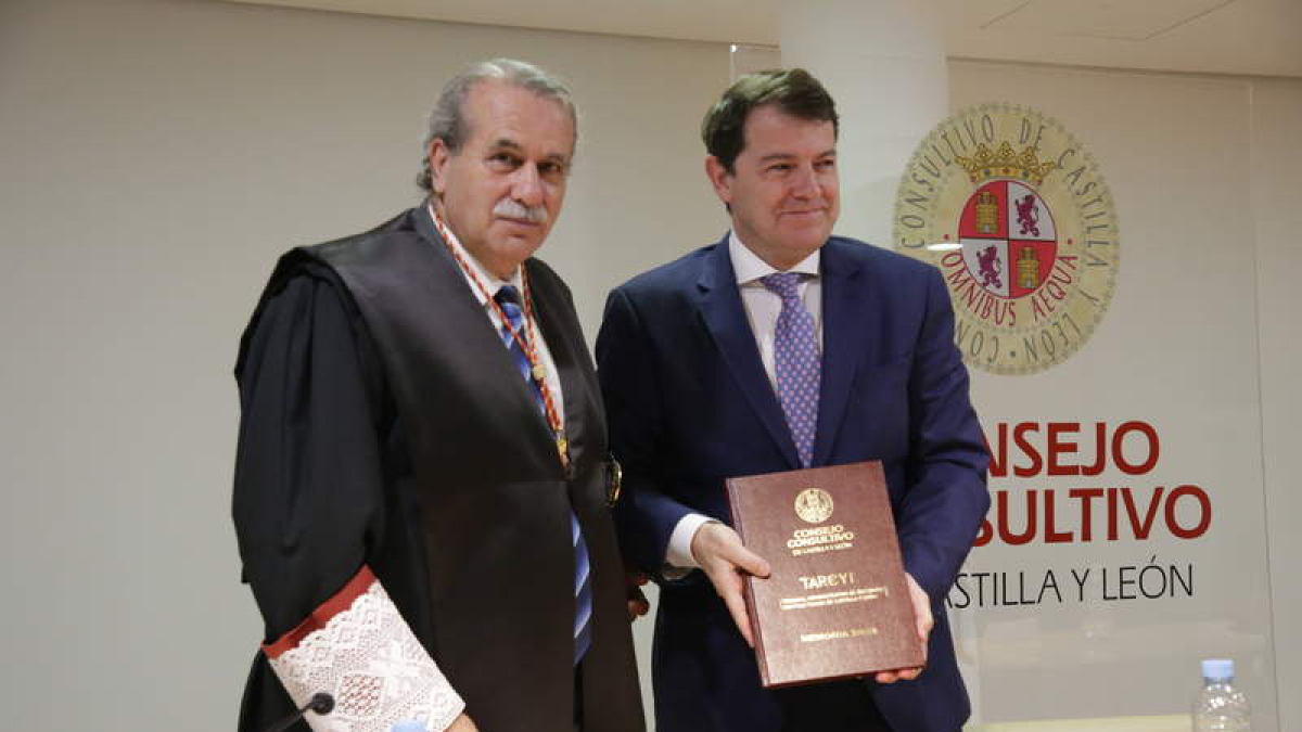 El presidente de la Junta, Alfonso Fernández Mañueco, junto al presidente del Consejo Consultivo, Agustín Fernández.  JL LEAL