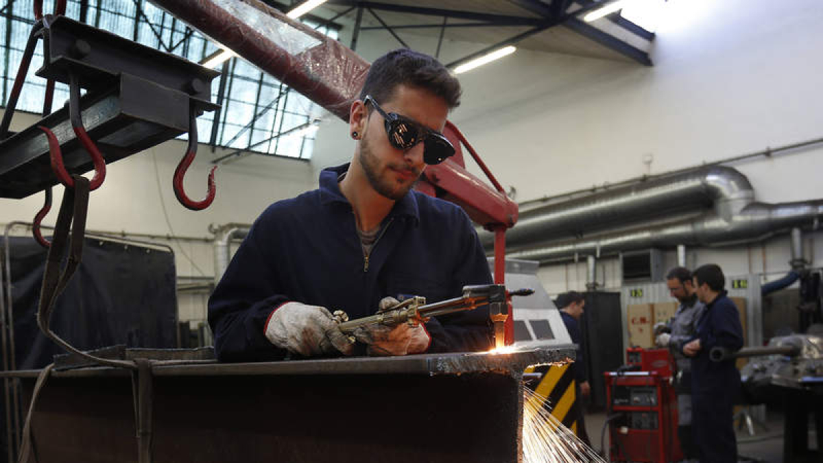 Un alumno haciendo prácticas en el centro roblano.  DL