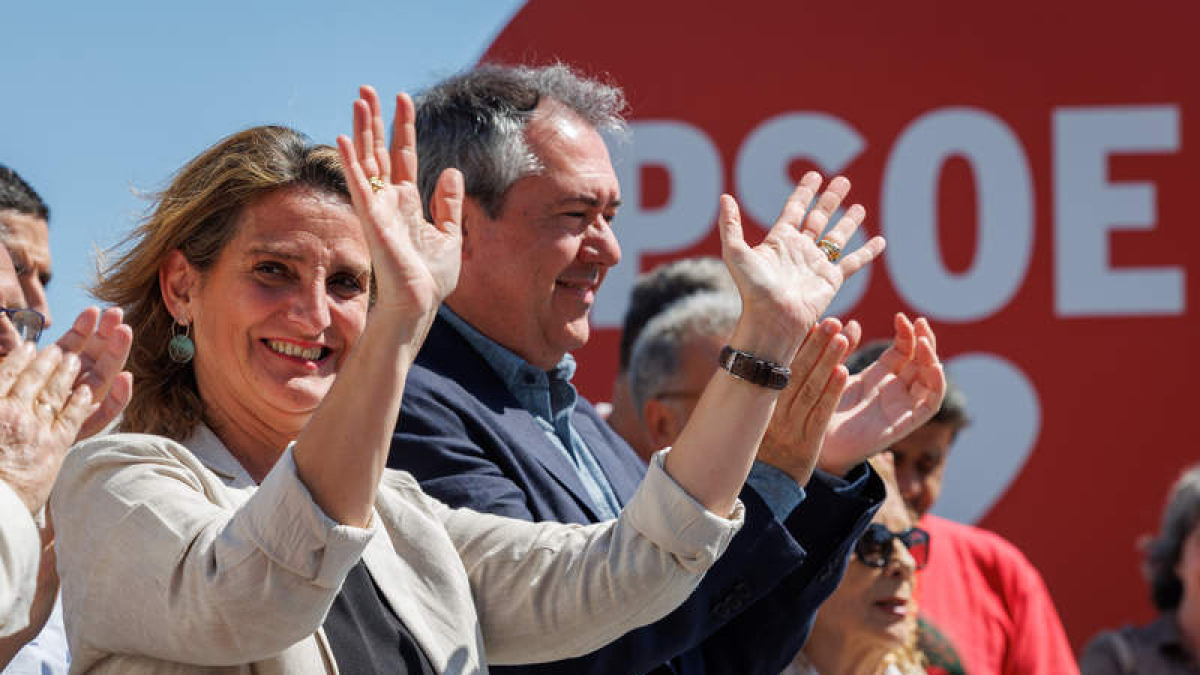 Teresa Ribera junto a Juan Espadas. JULIO MUÑOZ