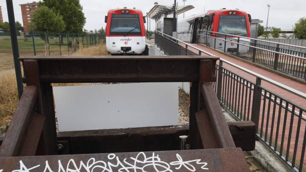 Trenes en el apeadero de la Asunción. RAMIRO