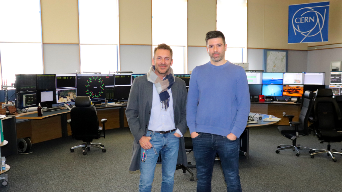 Los científicos leoneses, Enrique Blanco y Borja Fernández, posan en la sala de control del CERN en Ginebra.