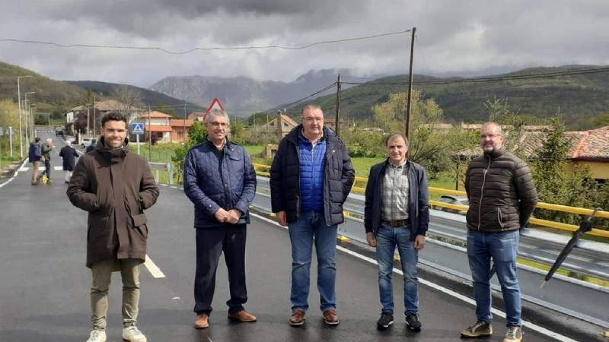 El diputado de Infraestructuras, en el centro, recibió las obras. DL