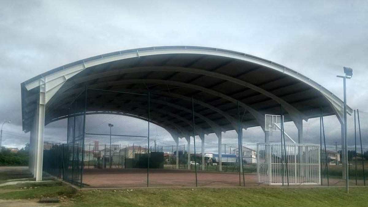 Imagen actual de la pista polideportiva de Urdiales del Páramo. MEDINA