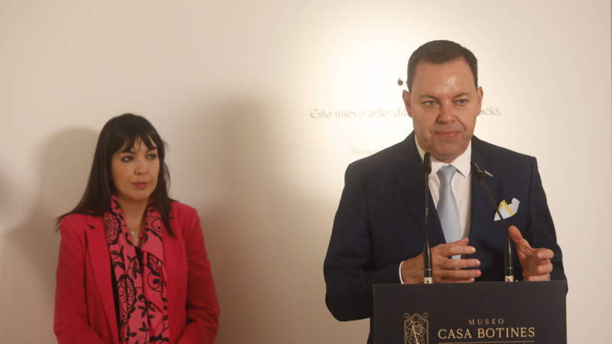 María Toral, comisaria de la exposición, y José María Viejo, director general de Fundos.  RAMIRO