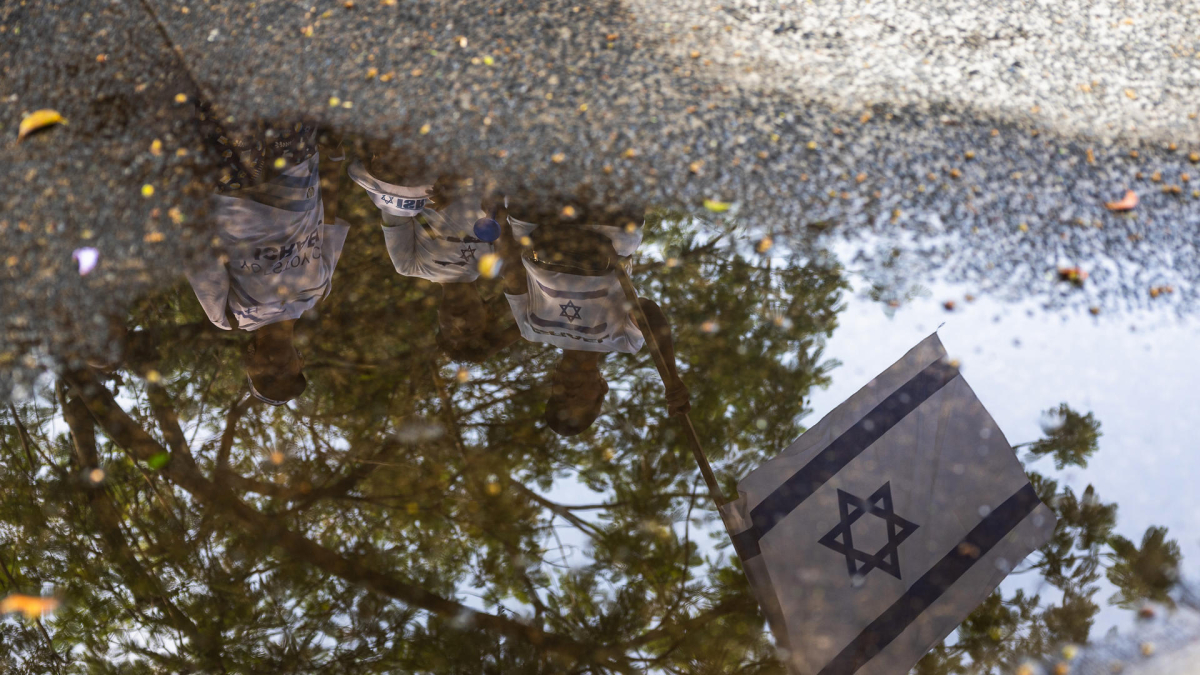 Fotografía de archivo del reflejo de una bandera de Israel durante una marcha en Latinoamérica en la que se pedía que se diera fin al conflicto en Gaza. EFE/David Toro