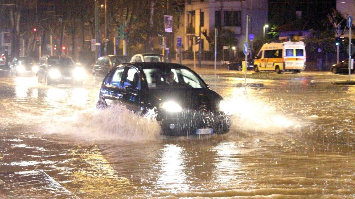 Un coche circula bajo la lluvia
