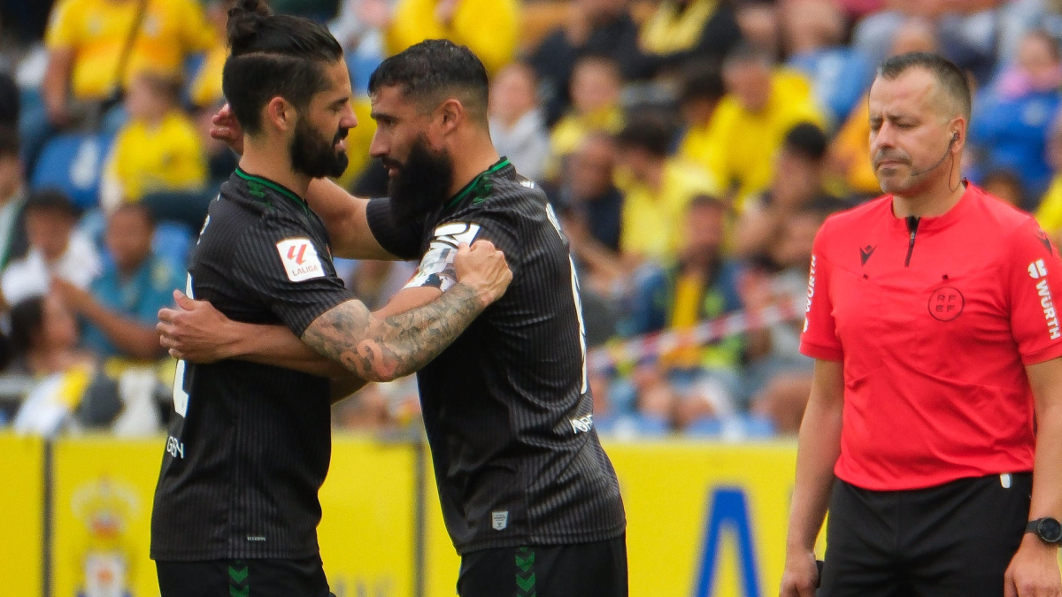 El centrocampista del Betis Isco Alarcón (i) es sustituido por Nabil Fekir tras sufrir una lesión durante el encuentro correspondiente a la jornada 36 de LaLiga entre U.D. Las Palmas y Real Betis Balompié. EFE/ Ángel Medina G.