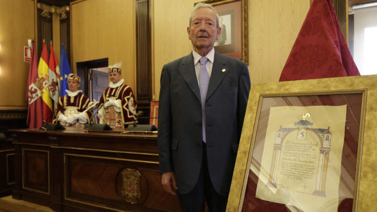 Marcelino Félix Fernández, presidente de Promonumenta, recibió el título de Hijo Predilecto de León en el salón de plenos del Ayuntamiento.  RAMIRO