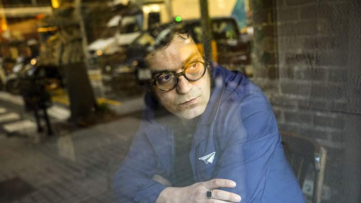 Miqui Otero firma en la feria su último libro ‘Orquesta’.  ENRIC FONTCUBERTA