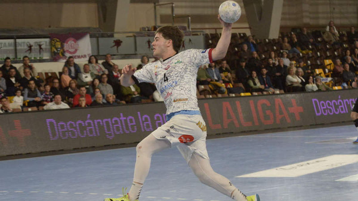Carlos Álvarez es el máximo goleador de la Liga.  MARÍA FUENTES
