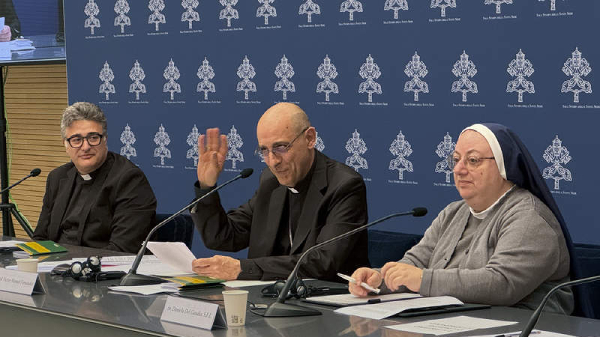 Víctor Manuel Fernández (c), durante una rueda de prensa este viernes en el Vaticano. DANIEL CÁCERES