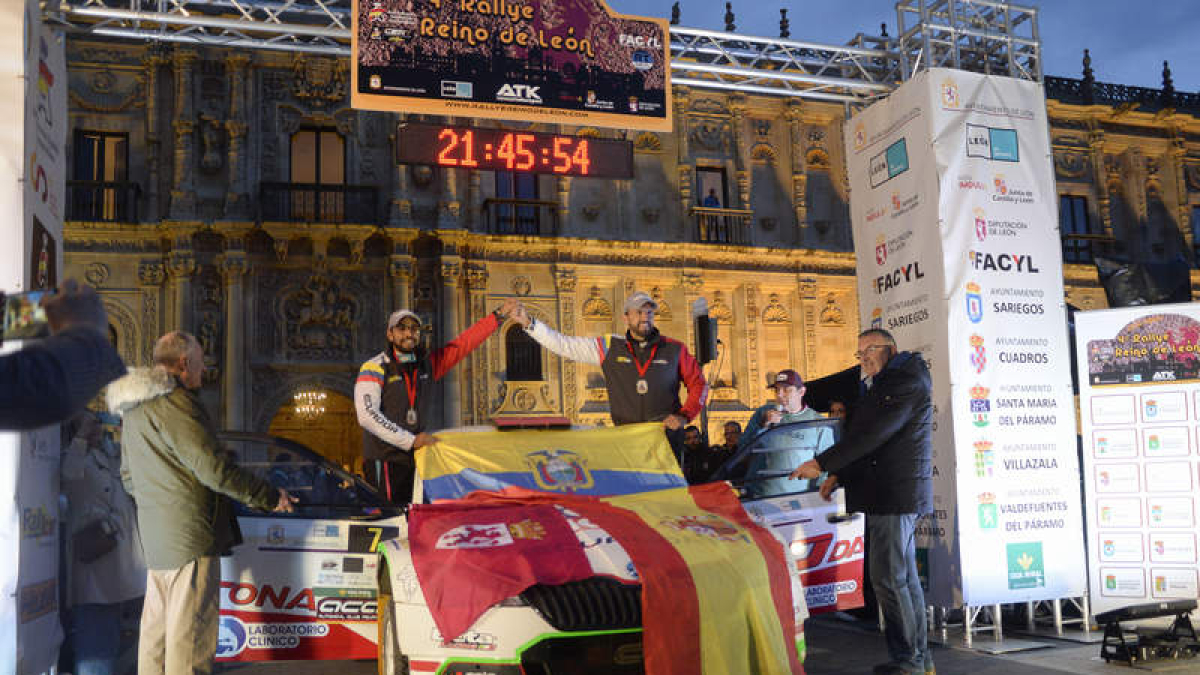 La Plaza de San Marcos albergó la protocolaria salida oficial del Rallye Reino de León, valedero para la Copa de España.  MARÍA FUENTES