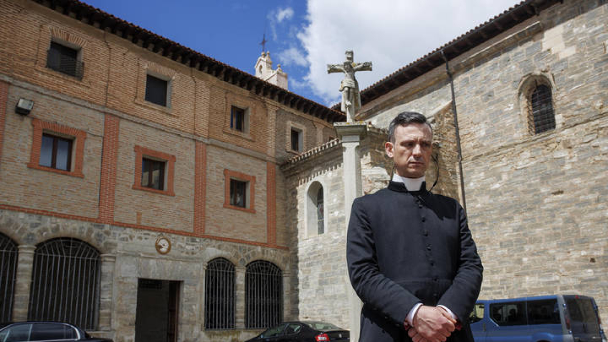 El portavoz de las religiosas Clarisas del Monasterio de Belorado (Burgos), José Ceacero realiza declaraciones a la prensa. Las religiosas Clarisas del Monasterio de Belorado (Burgos).