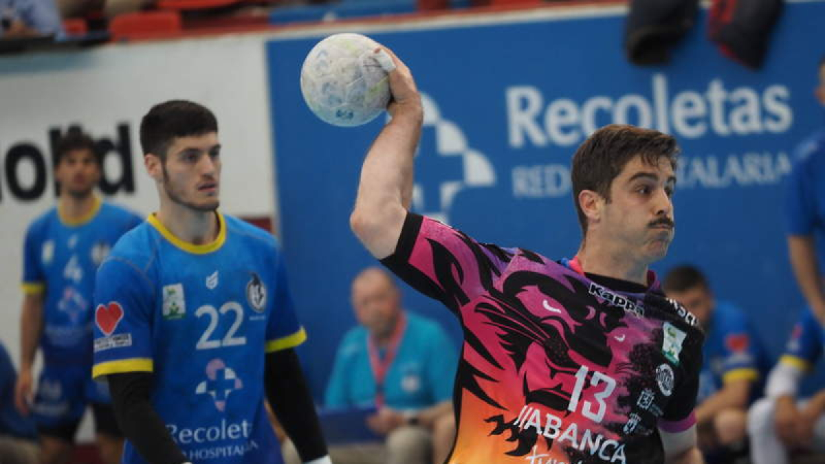 El ademarista Juan Castro anotó diez goles al Valladolid, siete de ellos de penalti.  MARIANO