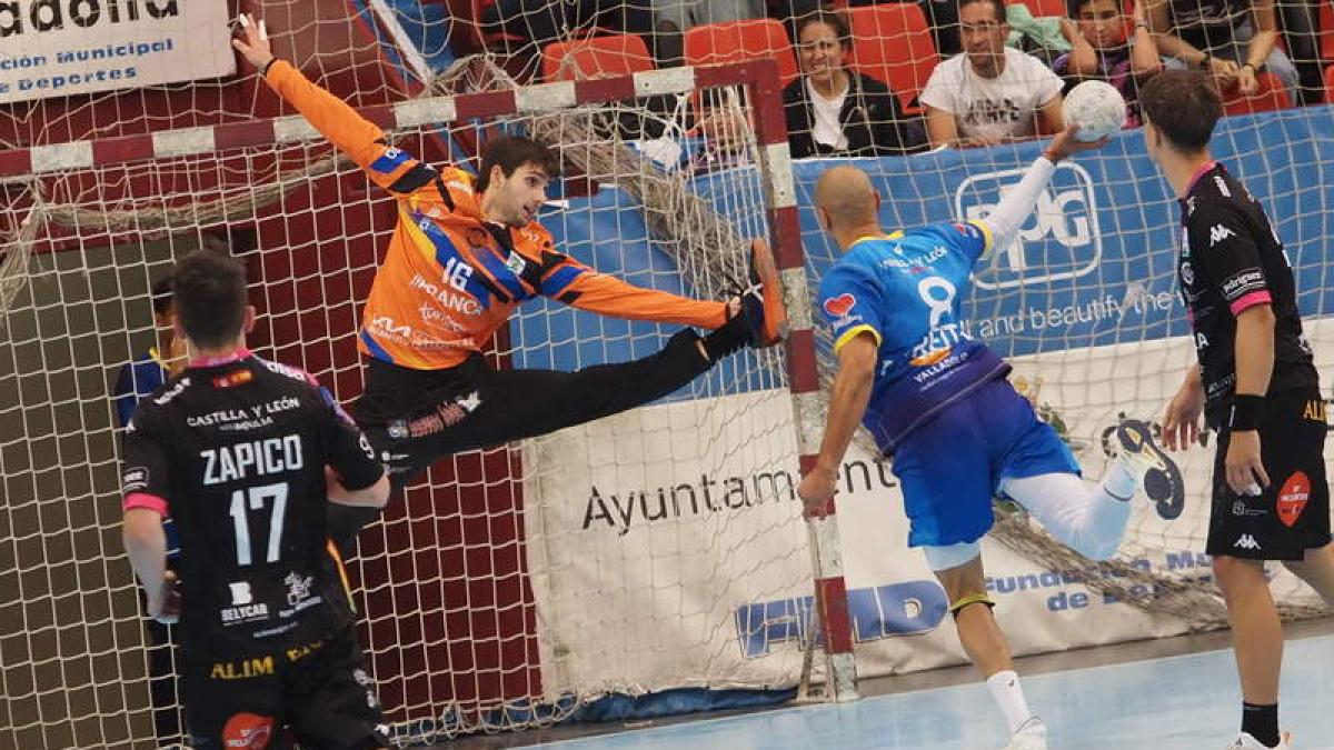 El Atlético Valladolid impuso un ritmo mayor al del Abanca Ademar durante casi todo el partido y los leoneses reaccionaron demasiado tarde.  MARIANO