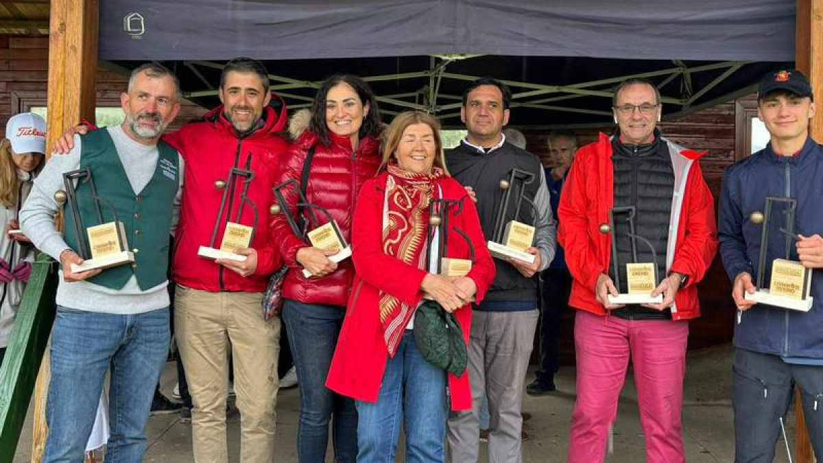 Foto de familia de los vencedores del Memorial José Luis Gómez Camarote Madrid-Somos Hijolusa disputado en León Golf. DL