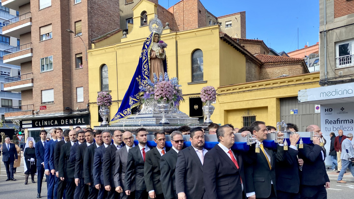 Salida de la procesión de la Virgen de la Alegría