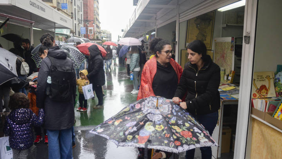 Pese a la lluvia, muchos lectores se han acercado hasta la Feria del Libro