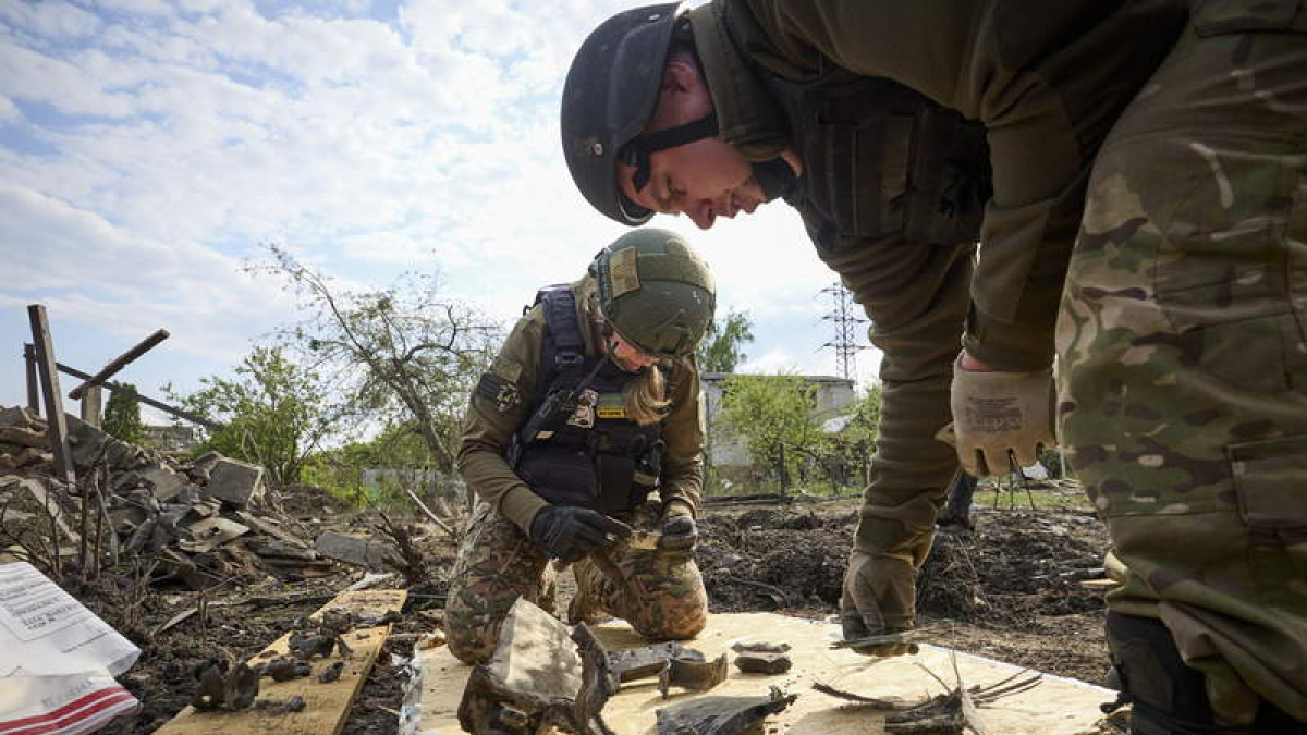 Imagen de dos soldados ucranianos en el frente de Járkov.  SERGEI KOZLOV