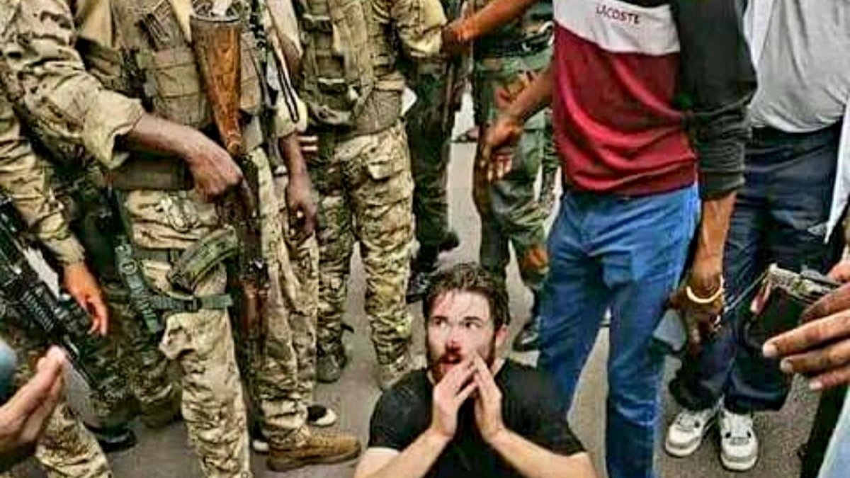 Uno de los civiles implicado en el golpe de estado del Congo antes de ser detenido y en el momento de realizar el asalto a la vivienda presidencial.