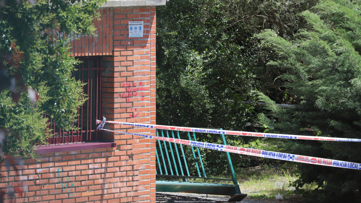 Varios estudiantes heridos tras caerse la escalera metálica Escalera metálica que se ha derrumbado en un instituto del Álvaro de Mendaña