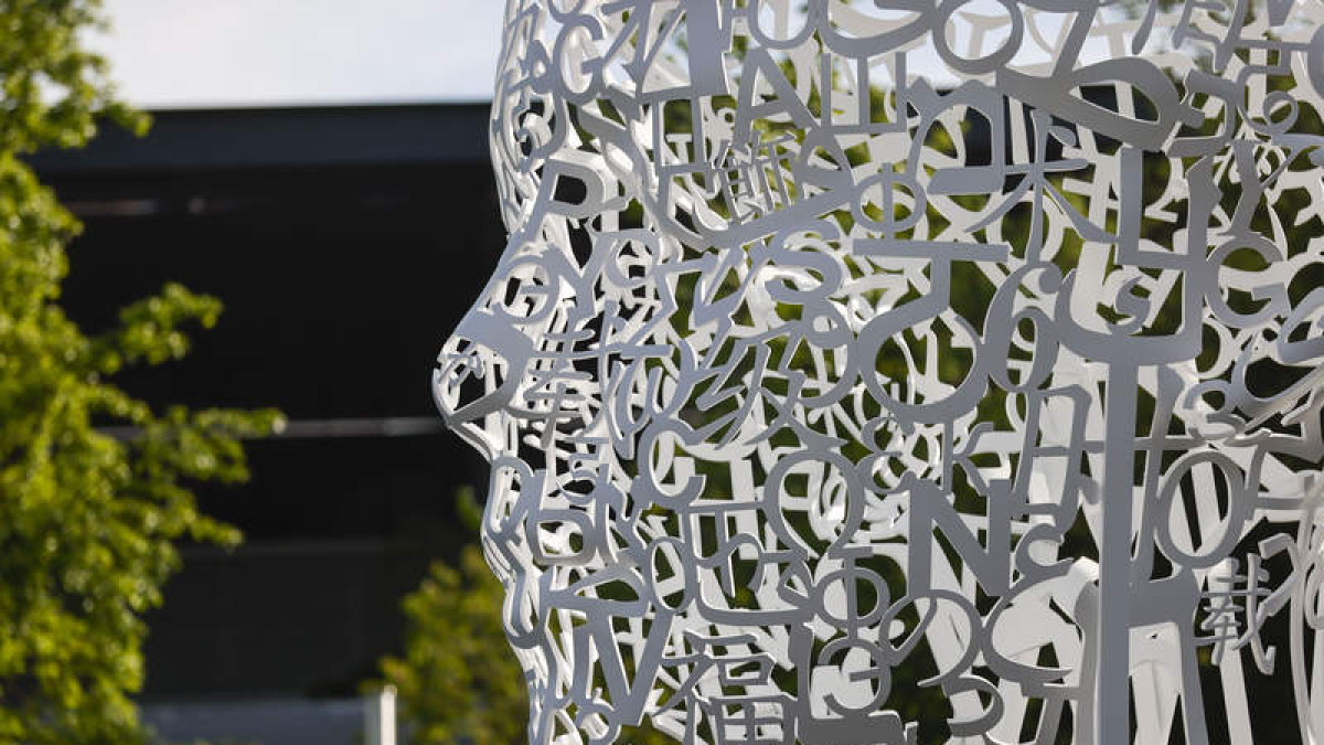 Escultura en Madrid referente a las telecomunicaciones. efe