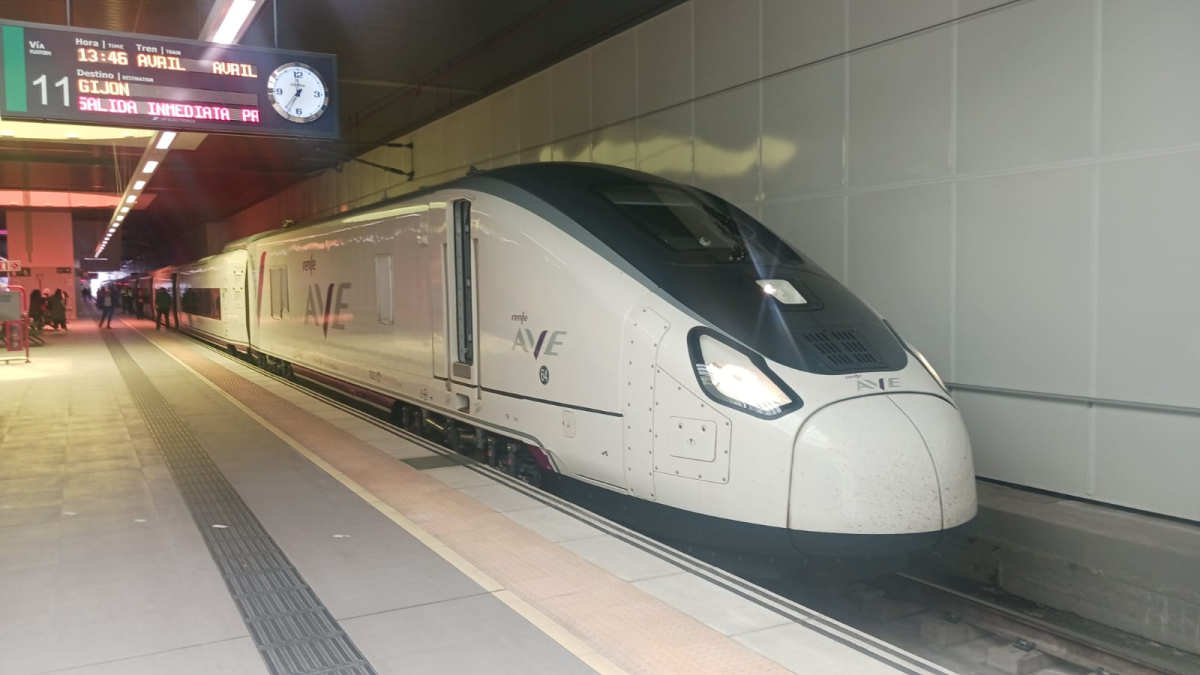 El tren Avril ya circula entre Asturias y Madrid