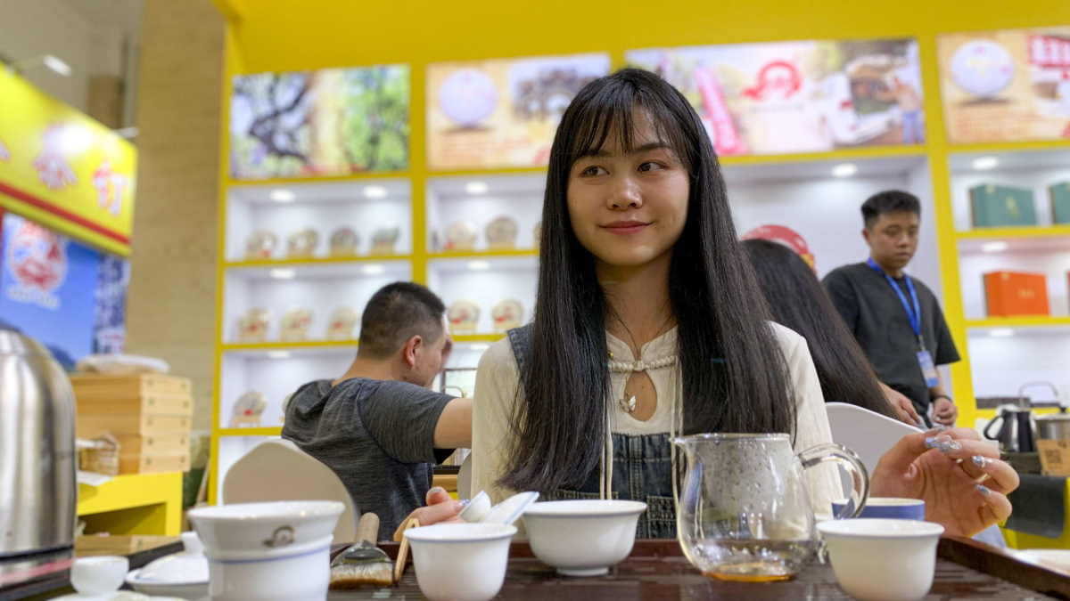 La experta en té Lin Shihui realiza la ceremonia del té en el estand en el que vende sus productos durante la 16º Exposición de la Ceremonia del Té. EFE/Jesús Centeno