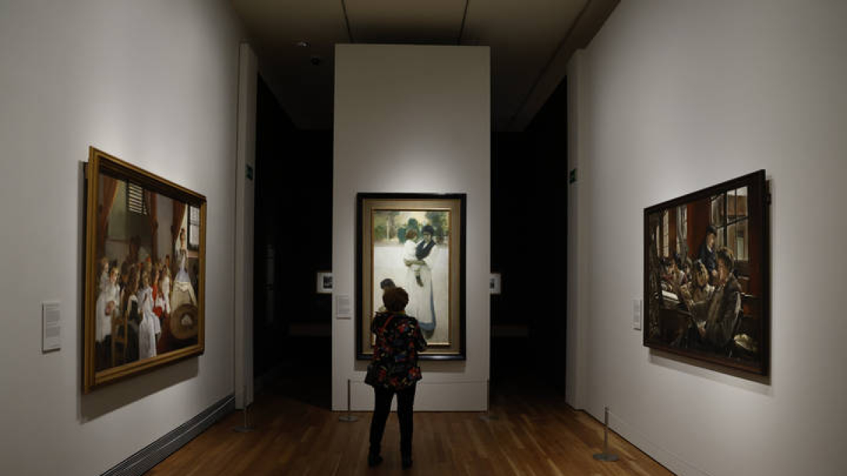 Una visitante observa varias obras durante la presentación de la exposición 'Arte y transformaciones sociales en España (1885-1910)' en el Museo del Prado de Madrid, este lunes.