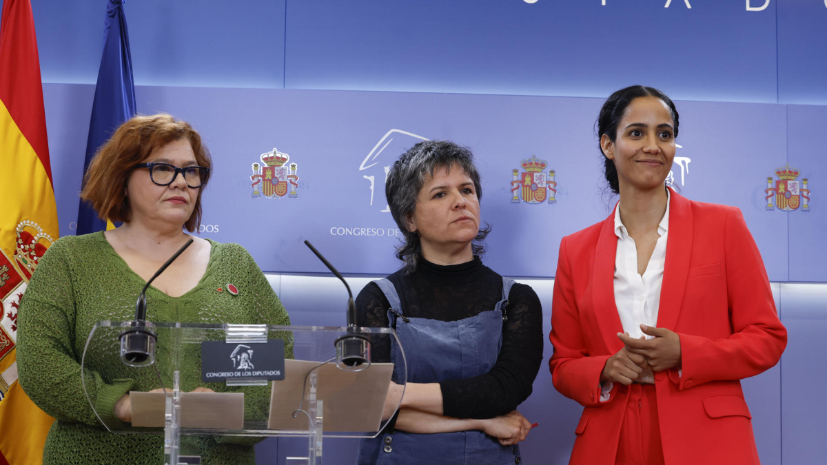 Las diputadas de Sumar Engracia Rivera, Gala Pin y Teslem Andala Ubbi (i a d) durante la rueda de prensa que han ofrecido este martes en el Congreso. EFE/ Zipi Aragón