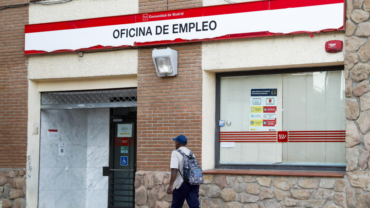 Un hombre camina junto a una oficina de empleo en Madrid, en una imagen de archivo. EFE/ Luis Millán