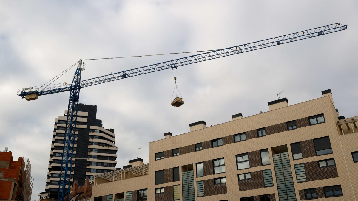 Vista de un bloque de viviendas nuevas en fase de construcción en Madrid. EFE/Mariscal