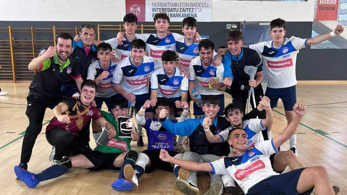 Los jugadores del Trepalio celebran su clasificación para disputar el Campeonato de España. DL