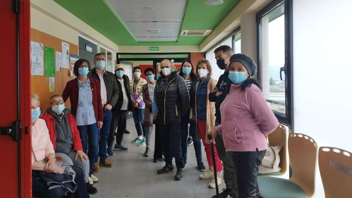 Pacientes que tenían cita ayer en el Hospital El Bierzo, esperando algún tipo de explicación. DL