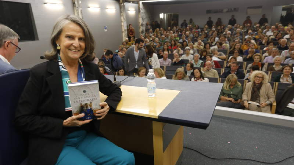Isabel San Sebastián, ayer, durante la presentación de su libro. RAMIRO