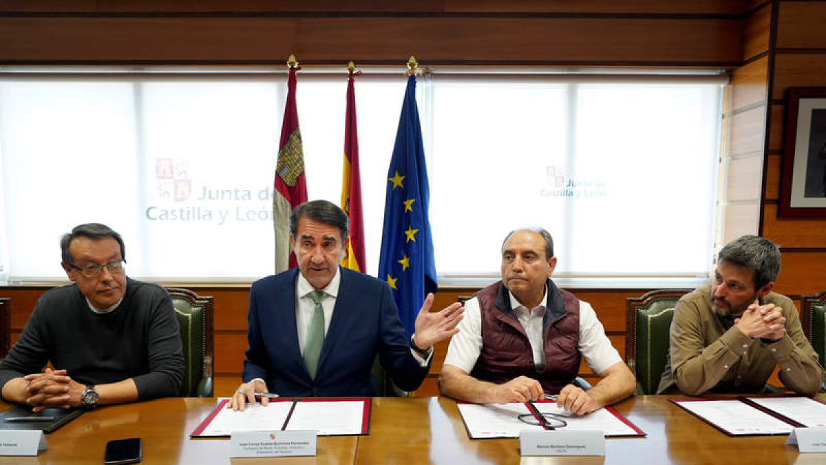 El consejero Suárez-Quiñones firmó el acuerdo con los representantes de Uscal, UGT y CCOO.  LETICIA PÉREZ