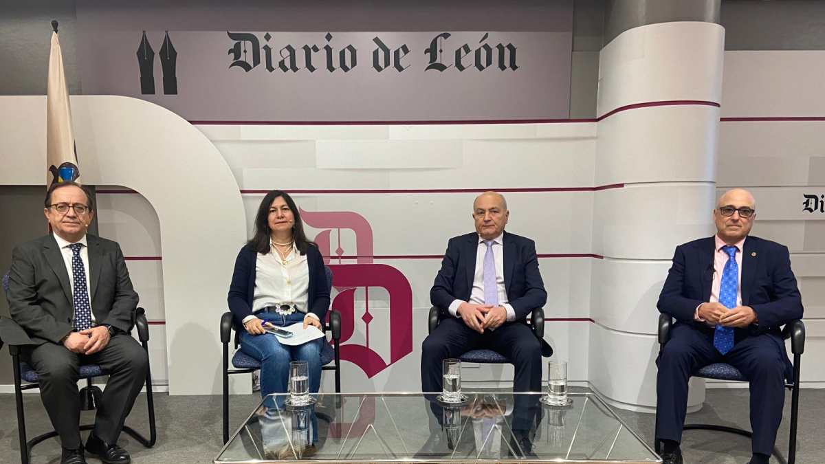 Santocildes, Pilar Infiesta, José Antonio Cuba y Santos Coll, en la primera mesa redonda.