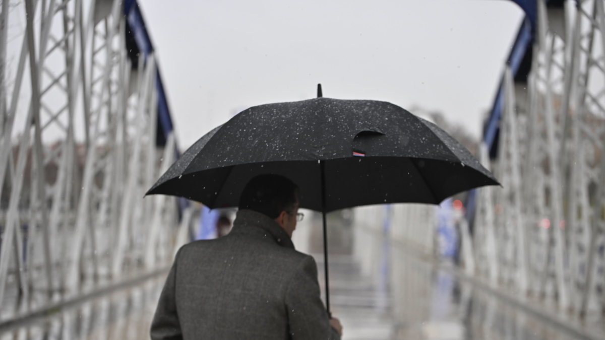 Archivo - Una persona se cubre de la nieve con un paraguas, a 19 de enero de 2024, en Zaragoza, Aragón (España).
