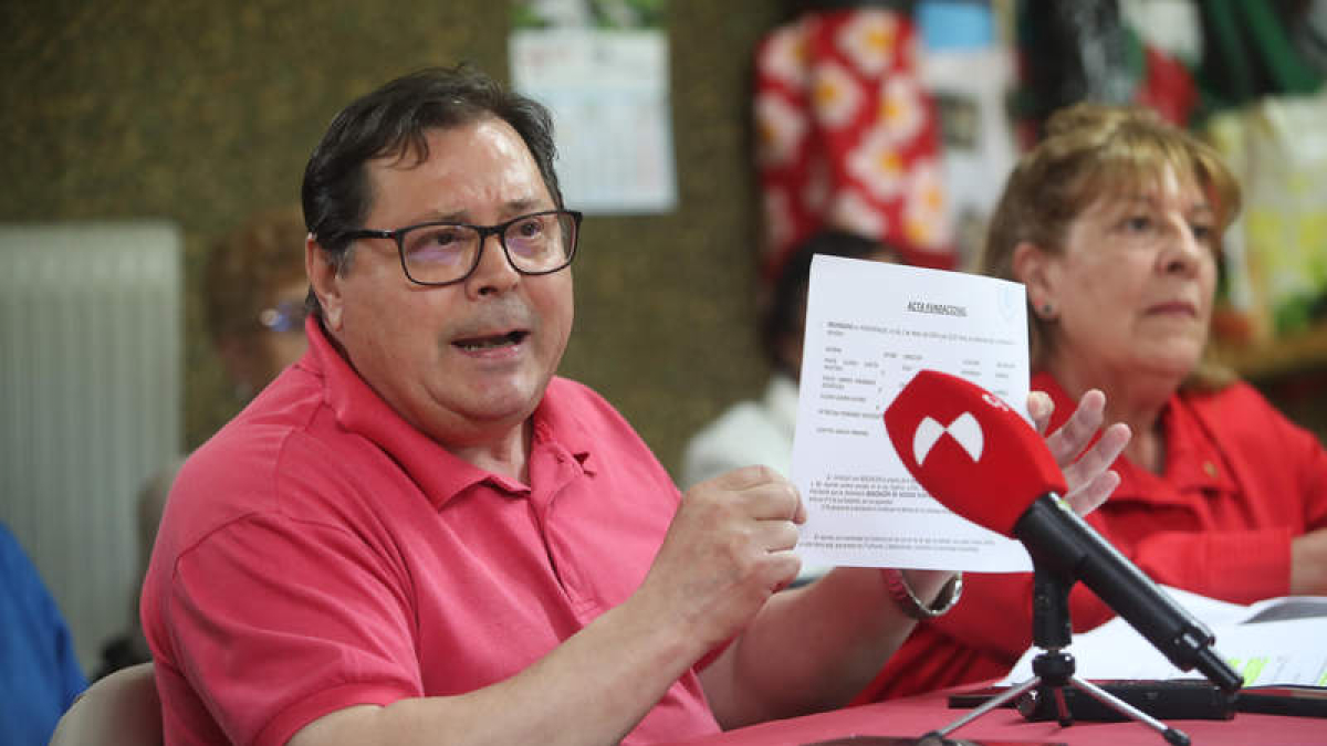 Ricardo Conde y la representante de la nueva asociación, ayer, en la rueda de prensa. L. DE LA MATA