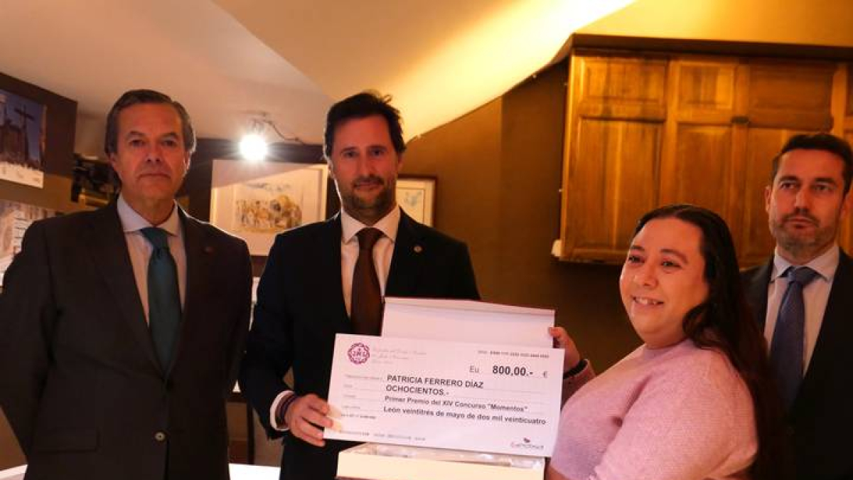 La ganadora del concurso fotográfico recoge su premio junto a Ángel Dieguez, Sergio González Del Cabo y Jorge Álvarez Samartino