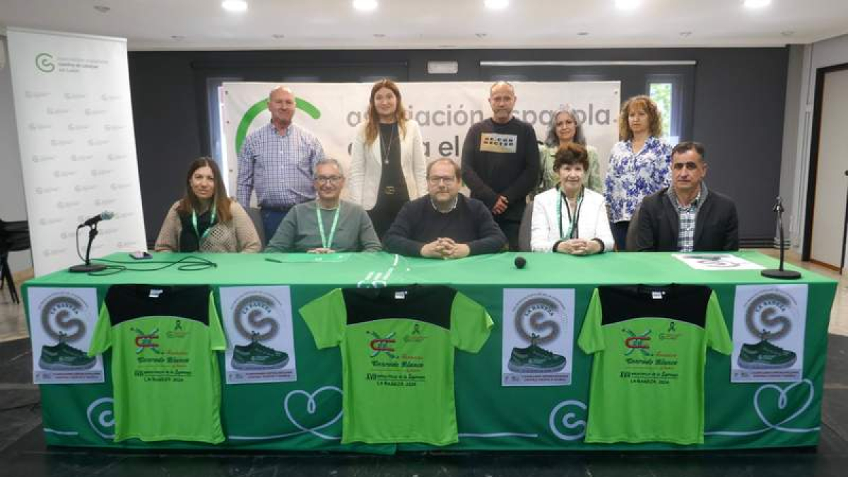 Representantes de la AECC, el Ayuntamiento y patrocinadores. RUBIO