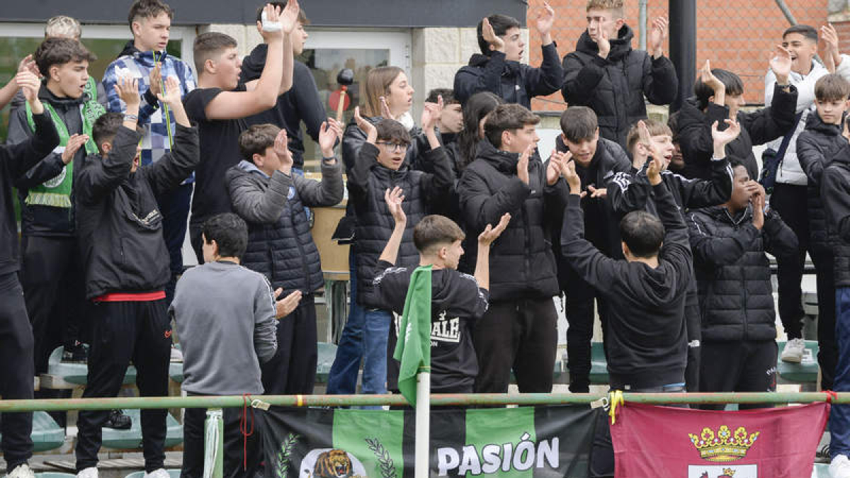 La afición maragata animó a su equipo en La Eragudina. MARÍA FUENTES