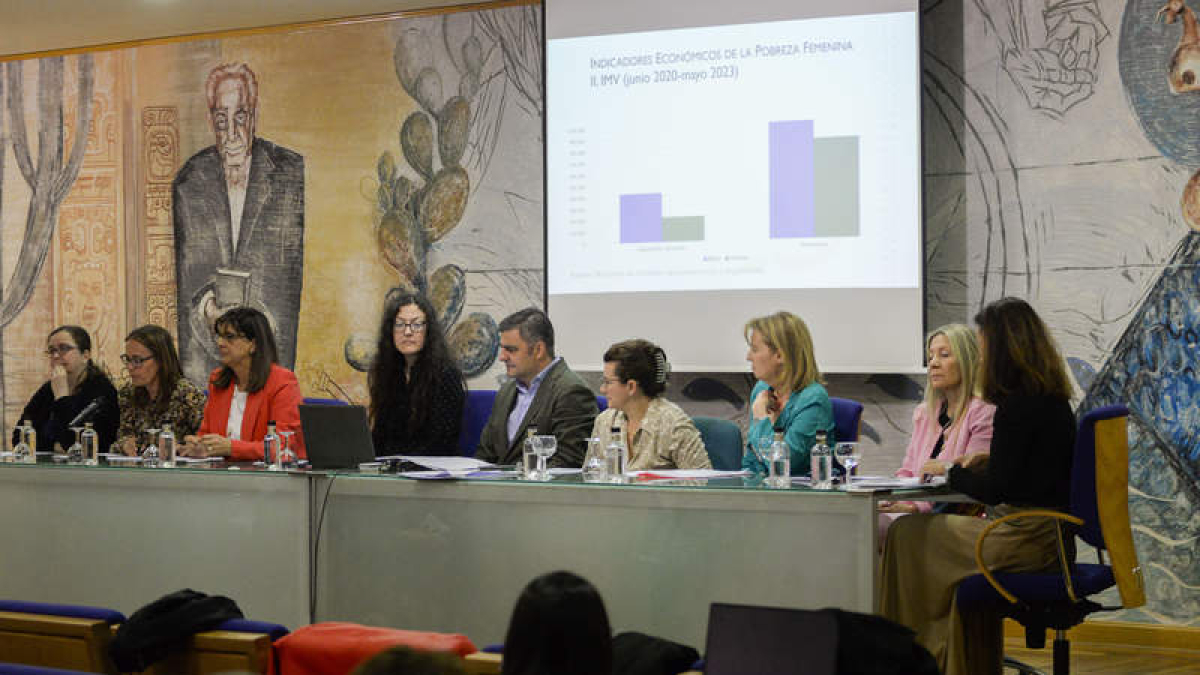 Mesa redonda con parte de las investigadoras y representantes del sector social. MARÍA FUENTES