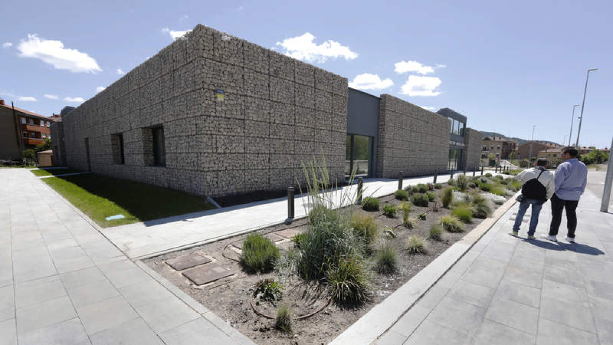 El consultorio es un edificio pionero en la comunidad en eficiencia energética.  RAMIRO