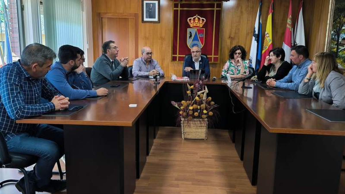 Un momento de la visita al consistorio berciano.  DL