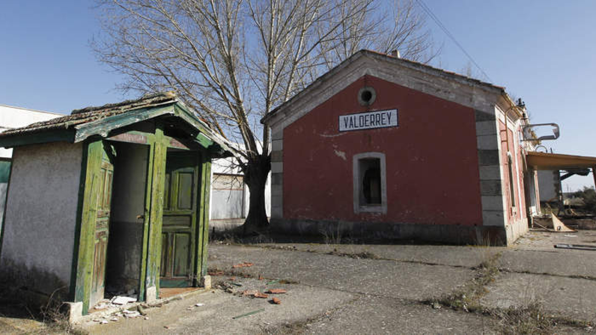 La estación de Valderrey, uno de los ejemplos de la ola del abandono ferroviario que afecta a León. ARCHIVO