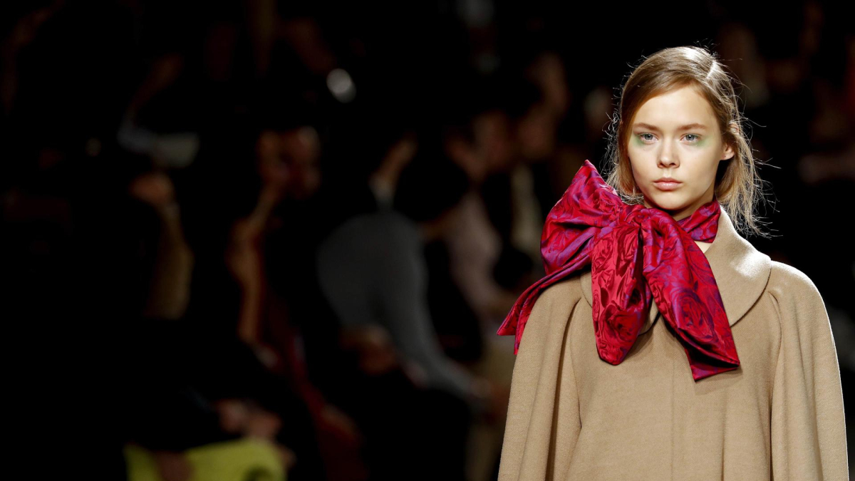 Imagen de archivo de una modelo con una creación de Devota&Lomba. EFE/JJ Guillén/Archivo