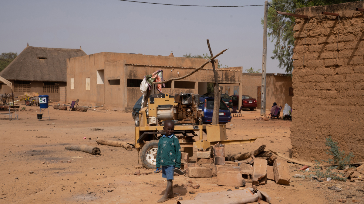 Archivo - Un niño juega en la aldea de Ganguel, en Níger