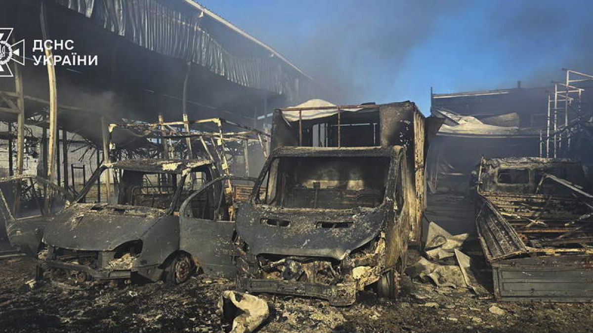 El equipo de emergencias ucraniano inspecciona el hipermercado atacado en Járkov. STATE EMERGENCY SERVICE