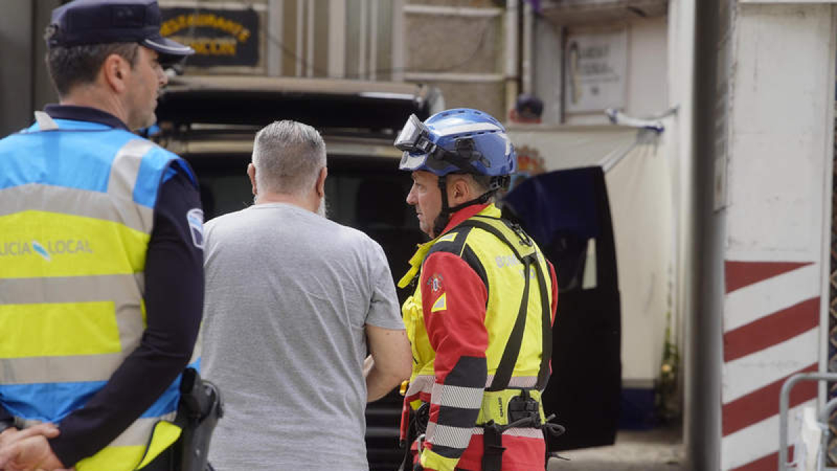 Servicios de emergencia inspeccionan la zona del derrumbe donde murió una persona. SAVADOR SAS